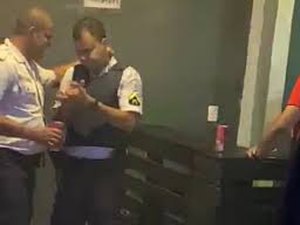 Vídeo: PMs são flagrados com sinais de embriaguez em bar no DF