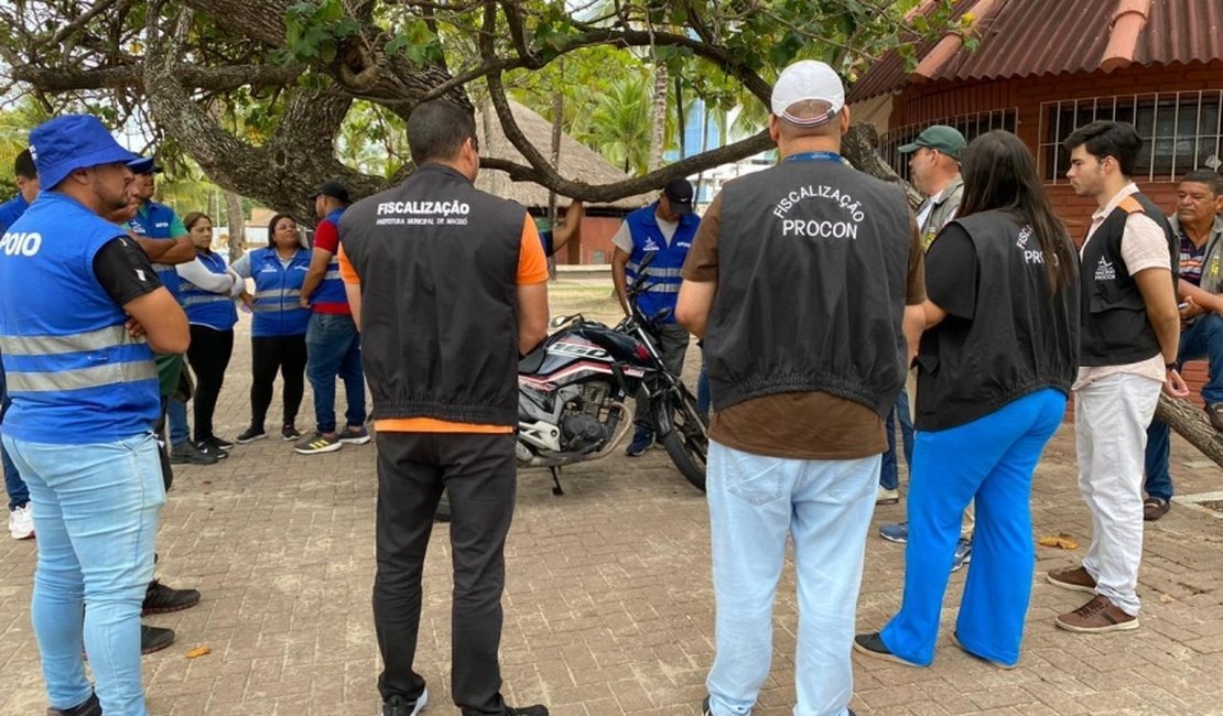 Ambulantes da orla marítima são orientados sobre novas regras para faixa de areia