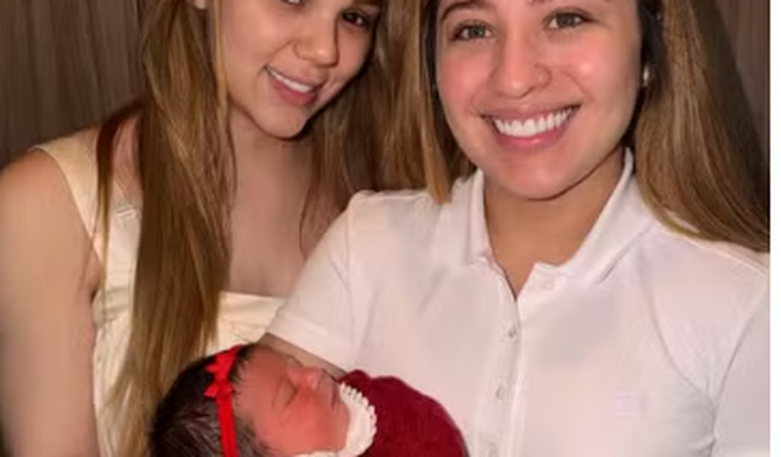 Mari Fernandez posta fotos da filha recém-nascida e se declara à esposa: 'Minha sorte'