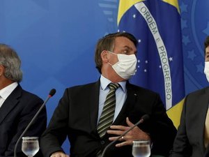 De máscara, Bolsonaro anuncia mais um ministro infectado pelo coronavírus
