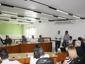 Rogério Teófilo se reúne com vereadores e comissão para falar sobre transição da Prefeitura