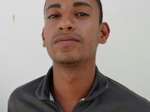 Jovem é detido após furtar roupas e vodca em supermercado de Maceió