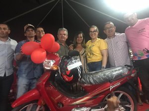 Mães de Lagoa da Canoa ganham festa e sorteio de veículo zero quilômetro 