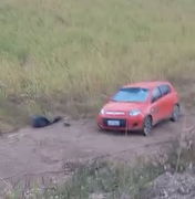 Carro com placa de Arapiraca cai de ribanceira na ladeira da Pindorama, zona rural de Coruripe