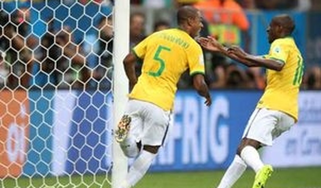 Felipão elogia Fernandinho e deve mudar time contra o Chile