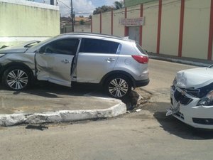 Motorista não respeita sinalização, colide contra veículo e  para em muro de residência