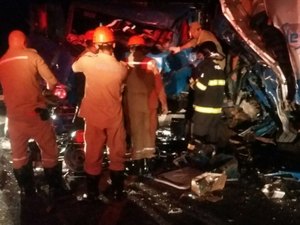 Acidente entre caminhões deixa duas pessoas mortas