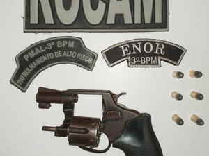  Dupla tenta fugir do cerco policial, mas um é preso com arma de fogo