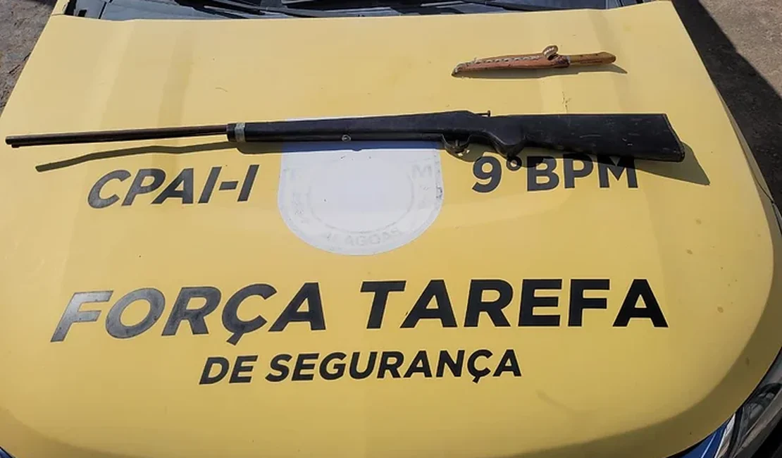 Homem é preso após ameaçar filho e companheira com arma de fogo artesanal e faca peixeira em Inhapi