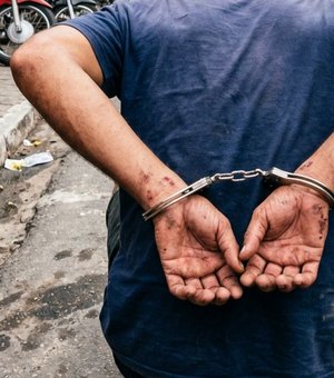 Suspeito de roubo é espancado por populares e preso em Arapiraca