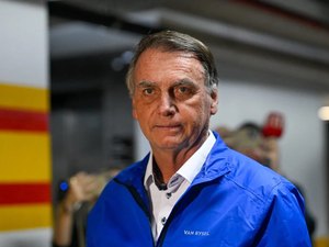 Bolsonaro é levado de volta ao centro cirúrgico por crise de soluços