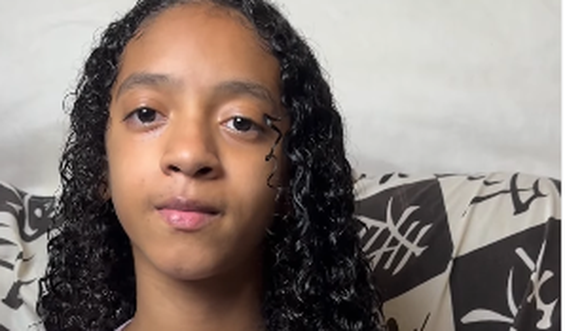 Recuperada, menina que sobreviveu a ataque de abelhas emociona ao cantar