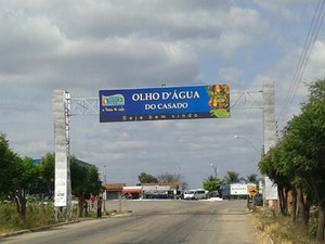 Prefeitura acusa gestão anterior por descontos ilegais nos salários de servidores em Olho d’Água do Casado