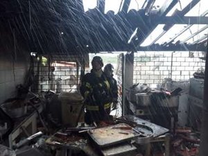Incêndio em cozinha de buffet deixa duas pessoas feridas em Penedo
