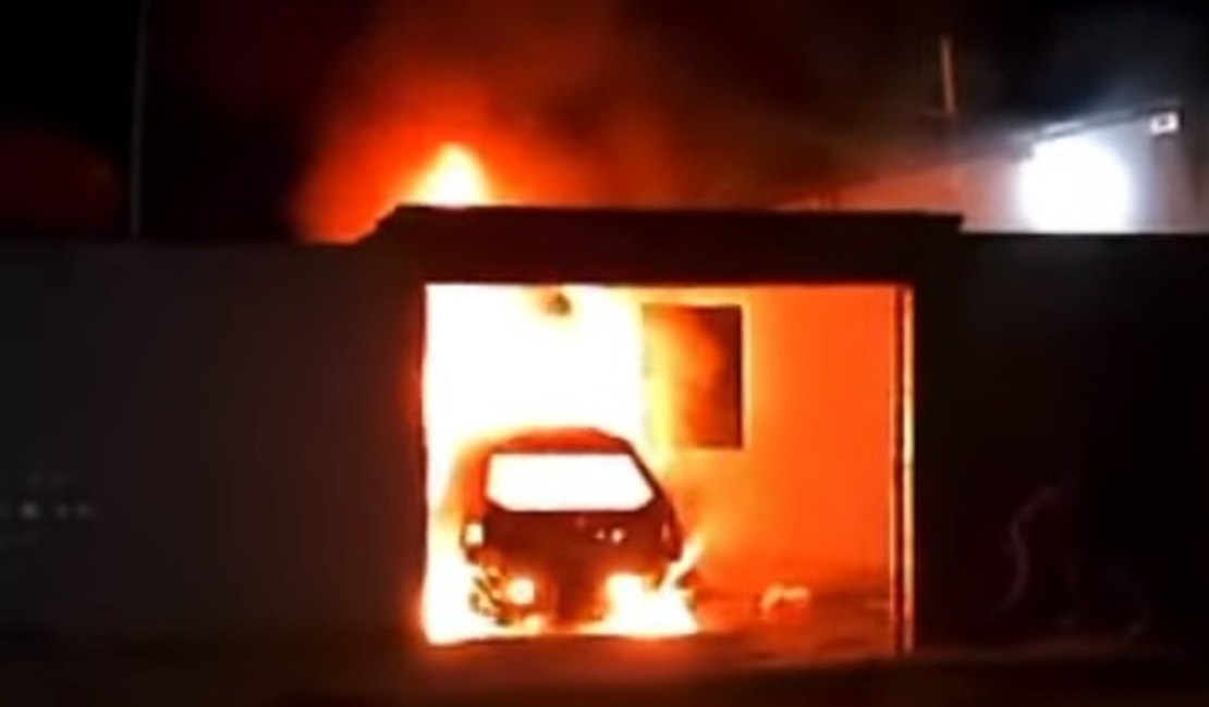 Carro pega fogo dentro da garagem de residência em Coruripe