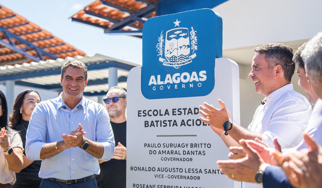 Ao lado do prefeito Daniel Vasconcelos, governador Paulo Dantas recebe Comenda Costa dos Corais