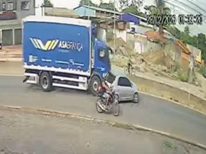 Câmeras de monitoramento flagram instante em que Celta capota após colidir com caminhão em Arapiraca