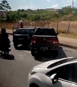 Carro perde freio causa colisão na Avenida Márcio Canuto, em Maceió