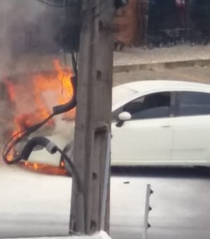 Carro pega fogo e assusta moradores no Conjunto José Tenório