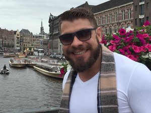 Caminhão de supermercado invade calçada e mata professor universitário nordestino na Colômbia