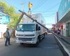 [Video] Semáforo cai em caminhão e interrompe trânsito na Avenida Rio Branco e Rua São Francisco