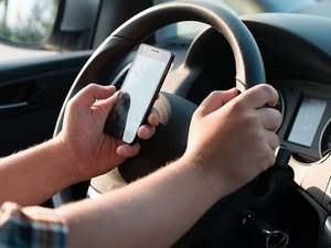 Usar celular ao volante é mais perigoso do que dirigir embriagado, diz especialista