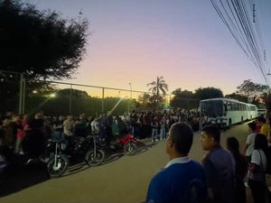 Após denúncia de intolerância, fiéis e estudantes rezam terço em frente ao Ifal em Palmeira dos Índios