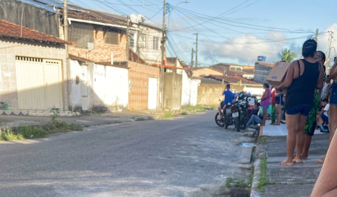 Adolescente é assassinado a tiros na frente da mãe no bairro Santa Amélia