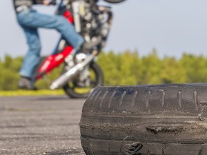 Mulher é autuada por entregar motocicleta a sobrinho de 16 anos em Feira Grande