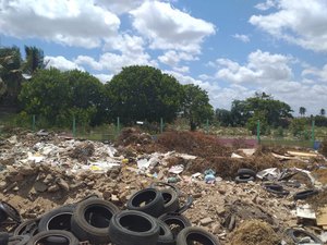 Moradores denunciam lixão a céu aberto no bairro Nova Esperança