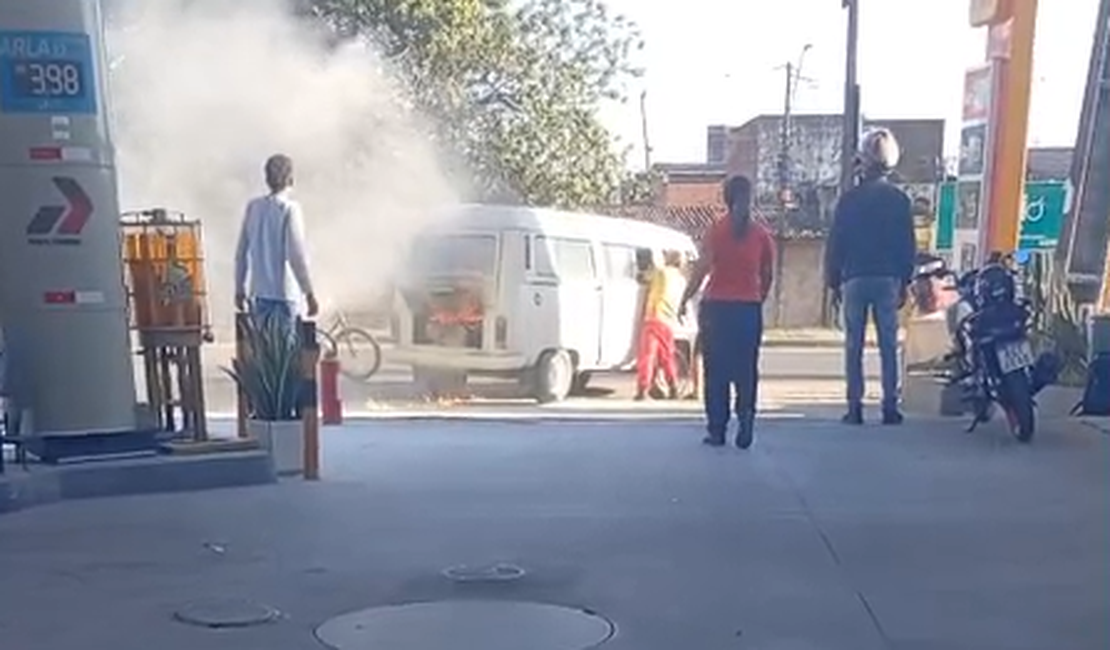 Kombi pega fogo durante abastecimento em posto de combustíveis em Rio Largo
