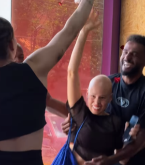 Academia surpreende aluna após última sessão de quimioterapia e emociona alunos e colaboradores