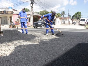 Trânsito é liberado após reparo na Rua Luiz Clemente Vasconcelos, no Clima Bom