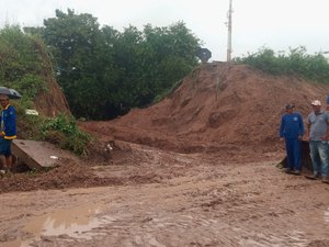 [Vídeo] Prefeitura remove trecho da linha férrea para escoamento da água da chuva no bairro Brasiliana