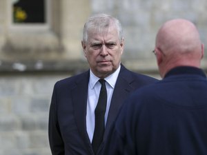 Príncipe Andrew é processado por abuso de menor de idade