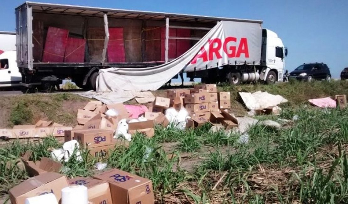 Carreta Tomba e parte de carga é saqueada na BR- 101