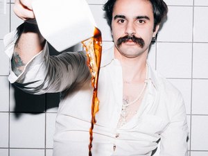 Rodrigo Alarcon se apresenta nesta quarta (30) no Rex, em Jaraguá