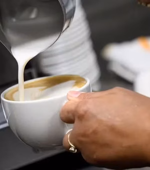 Trump diz a Lula que EUA 'estão sentindo falta' do café brasileiro: o efeito do tarifaço no bolso americano