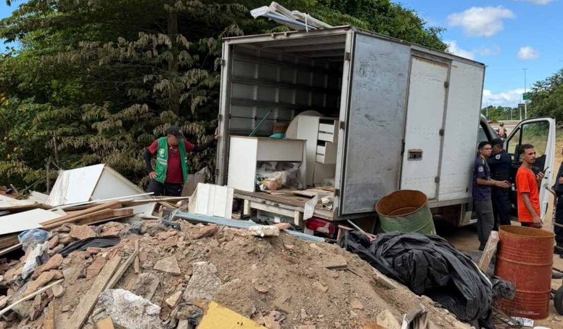 Caminhão que realizava descarte irregular é apreendido na Santa Lúcia