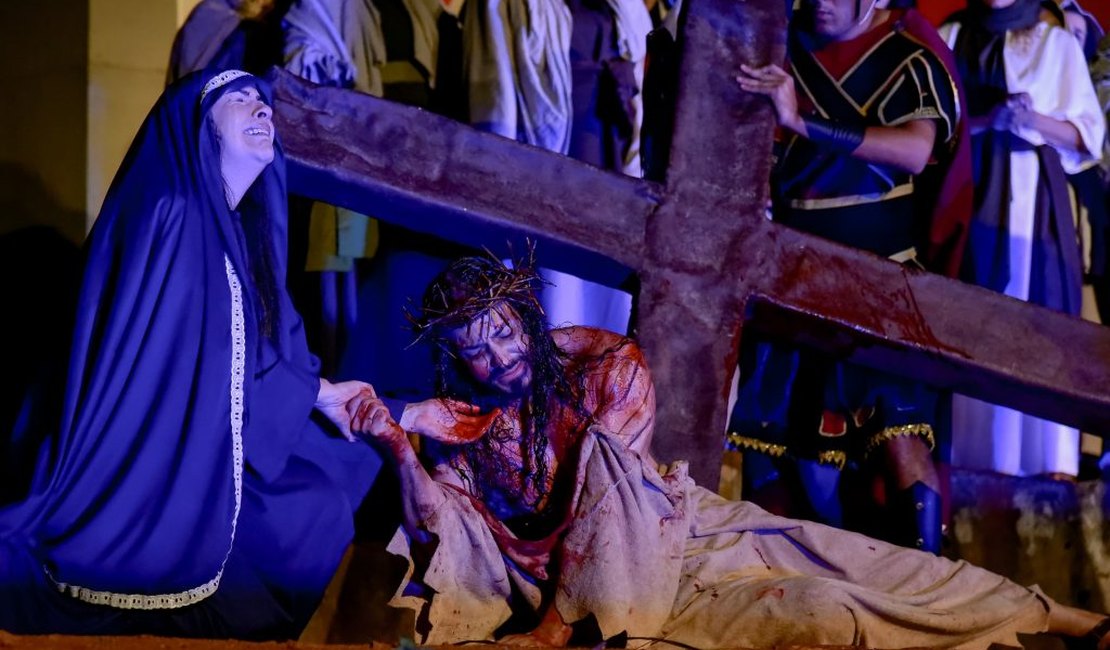 Tradição e inovação marcam encenação da Paixão de Cristo no Morro Santo