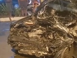 Carro colide com ônibus na Santa Amélia