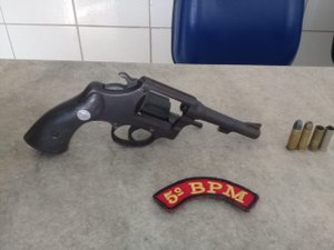 Jovem é autuado por porte ilegal de arma no Benedito Bentes 