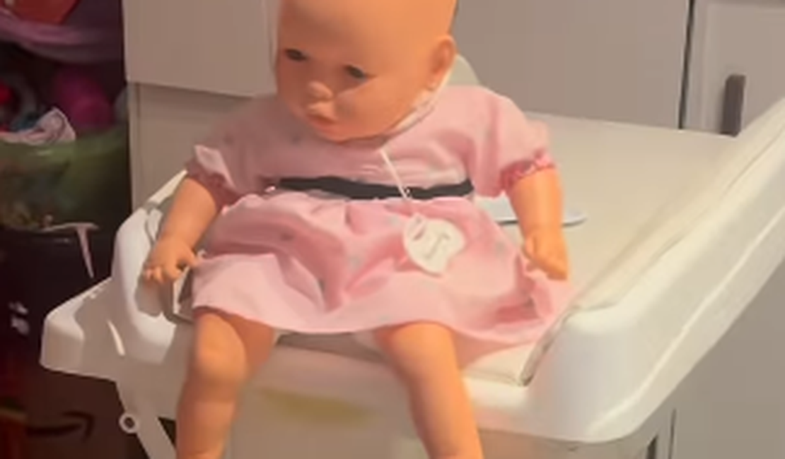 Menina viraliza ao “dormir no plantão” enquanto bonecas esperam por consulta