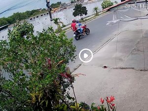 Dupla em moto vermelha é flagrada assaltando mulher na parte alta de Maceió