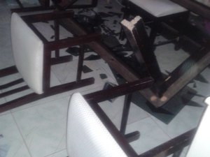 Mãe nega dinheiro a filho que a ameaça de morte e quebra móveis da casa