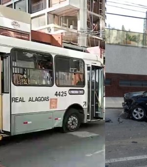 Carro fica com a frente destruída após bater contra ônibus na Ponta Verde, em Maceió