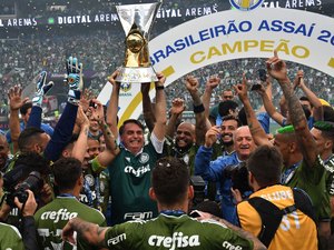 Palmeiras comemora título com Bolsonaro em campo