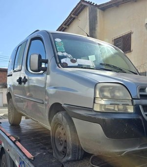 DMTT flagra crianças trancadas em carro suspeito de transporte irregular em Maceió
