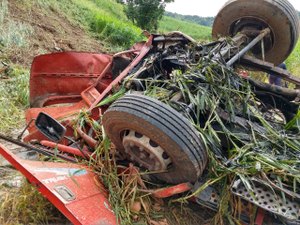 Caminhão capota e motorista fica gravemente ferido em São José da Laje