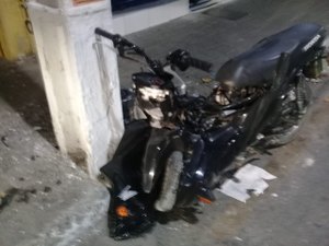 Colisão entre moto e poste, deixa um homem em estado grave